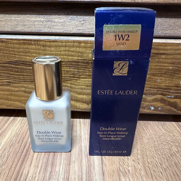 Estee Lauder Double Wear Foundation (1W2 SAND) - Picture 4 of 9